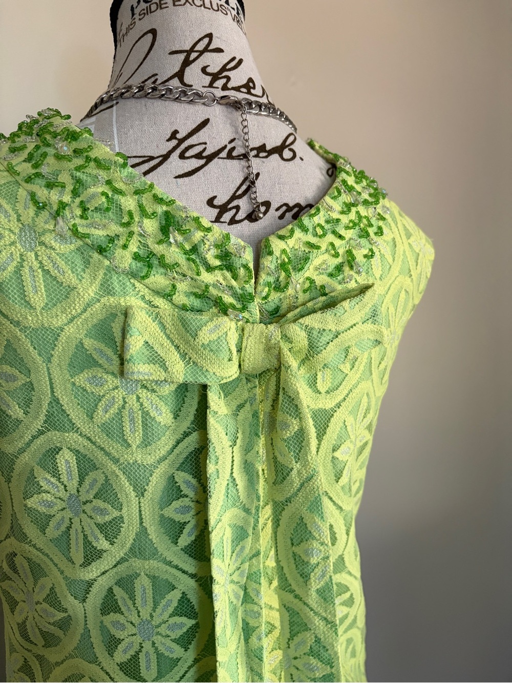 Vintage 1960’s lace lime green shift dress with beaded collar and back bow - Picture 7 of 15